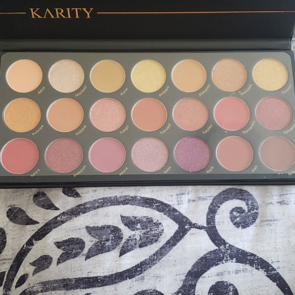 Karity Picante Eyeshadow Palette - Picture 4 of 5